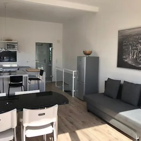 Apartment B - Sunny Business With Roof-top Terrace For 2-4 Guests *