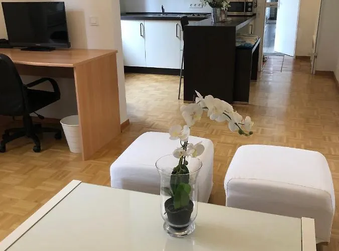 B - Sunny Business With Roof-top Terrace For 2-4 Guests Lägenhet *